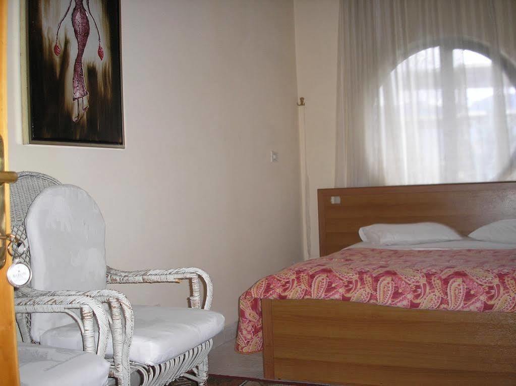Hotel Baron Tirana Exterior foto